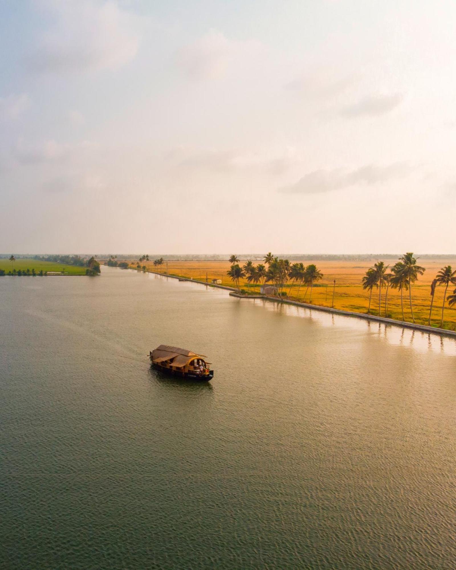 Hotel Spice Coast Cruises - Houseboat, A Cgh Earth Experience Alappuzha Exterior foto