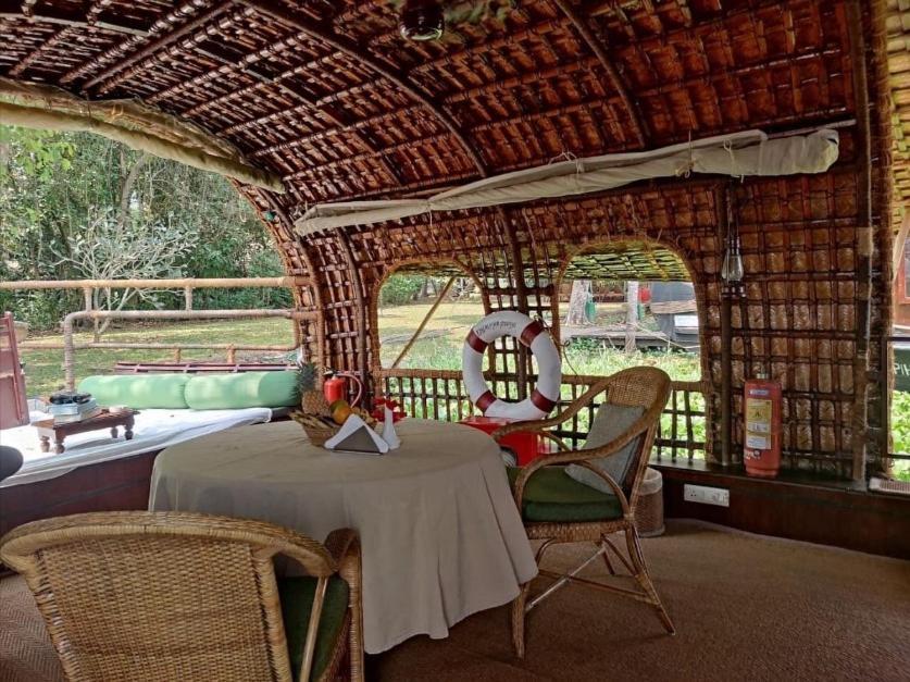 Hotel Spice Coast Cruises - Houseboat, A Cgh Earth Experience Alappuzha Exterior foto